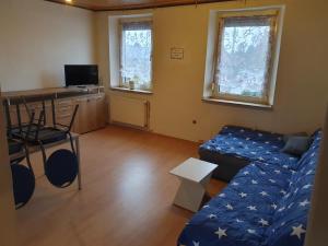 een kleine woonkamer met een bank en een bureau bij Ferienwohnung Linden 87 in Willich