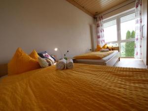 a bedroom with two beds with towels on the bed at Ferienwohnung 9 in Ochsenhausen