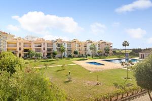 uma imagem de um resort com piscina em Columbus Beach Apartment em Quarteira