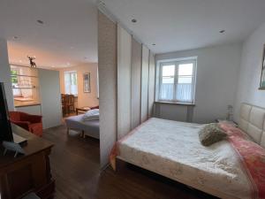 - une chambre avec un lit et un salon dans l'établissement Die Bäckerei, à Maria Rain