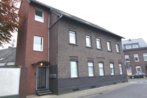 een rood bakstenen gebouw met een deur op straat bij Ferienwohnung Linden 87 in Willich