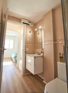 een badkamer met een wastafel en een toilet in een kamer bij Rincón en la playa by Rinconesmediterraneos in L'Eucaliptus
