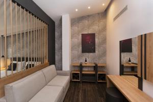 uma sala de estar com um sofá e uma mesa em Donna Vì Hotel em Geraci Siculo