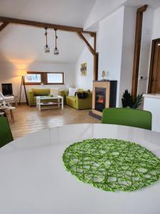 ein Wohnzimmer mit einem Tisch und ein Wohnzimmer mit einem Kamin in der Unterkunft LIPA houses & spa in Sopot