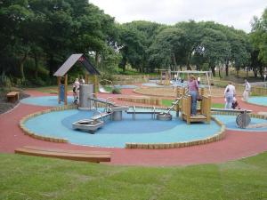 un patio de juegos en un parque con gente jugando en él en Sea View Apartment Blyth, en Blythe