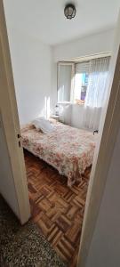 1 dormitorio con 2 camas y ventana en Departamento en alquiler temporario mar del plata en Mar del Plata