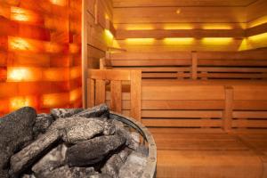 Zimmer mit Sauna und Tisch in der Unterkunft HOTEL am STRAND in Kühlungsborn
