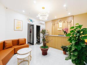 un salon avec un canapé et une table dans l'établissement Yen Boutique Apartments, à Hanoï