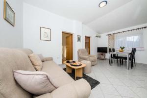 un salon avec un canapé et une table dans l'établissement Apartmani Luka, à Rab