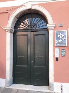 De façade/entree van Albergo Barbara