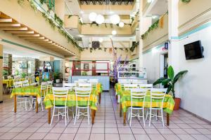 a dining room with tables and chairs in a restaurant at Hotel Raldos Inn in Salamanca