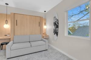 The St Laurent Guest Rooms的休息区