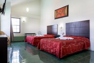 Postel nebo postele na pokoji v ubytování Hotel Raldos Inn + 37 fotografií