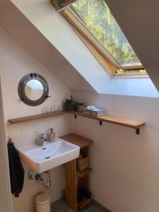 baño con lavabo y ventana en The John Rand Suite, en Samobor