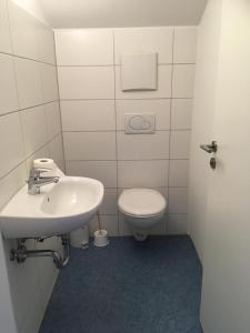 Kleine Ferienwohnung في فورينغن: حمام مع حوض ومرحاض