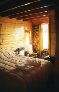 Una cama o camas en una habitación de Cabañas Casa de Piedra