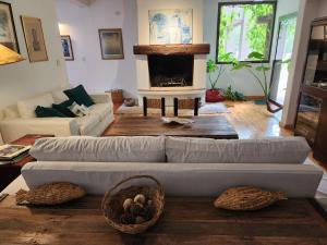 sala de estar con sofá y chimenea en Casa Lopez en Chacras de Coria