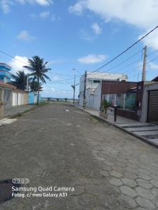 an empty street in a town with a building at Casa pé na areia (50 mestros da praia) in Peruíbe