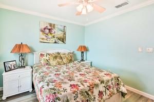 - une chambre avec un lit et un ventilateur de plafond dans l'établissement Port Aransas Condo with On-site Pool - Walk to Beach!, à Port Aransas