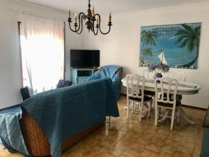 ein Wohnzimmer mit einer Couch und einem Tisch mit Stühlen in der Unterkunft A Terraza da Filipa in Vila Praia de Âncora