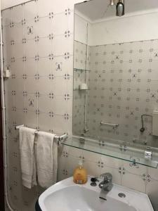 a bathroom with a sink and a mirror at A Terraza da Filipa in Vila Praia de Âncora
