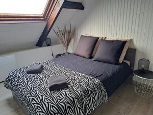 1 dormitorio con 2 almohadas en L'Hirondelle, en Pontorson