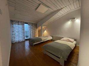 カトヴィツェにあるKatoHostelのベッド2台が備わる部屋