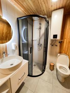 Koupelna v ubytování SlavskoGlamping + 37 fotografií