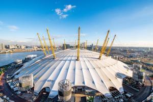 vista para o topo de um edifício com uma cidade em ShyTower em Londres