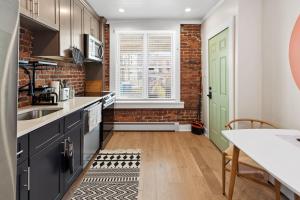 Кухня или кухненски бокс в 5BR Beach Block Orange Loop Steps from Boardwalk