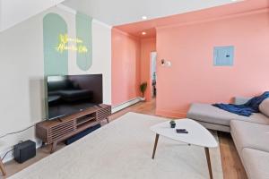 uma sala de estar com um sofá e uma mesa em 5BR Beach Block Orange Loop Steps from Boardwalk em Atlantic City