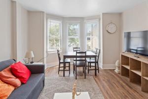 Телевизия и/или развлекателен център в 5BR Beach Block Orange Loop Steps from Boardwalk