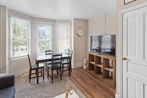Телевизия и/или развлекателен център в 5BR Beach Block Orange Loop Steps from Boardwalk