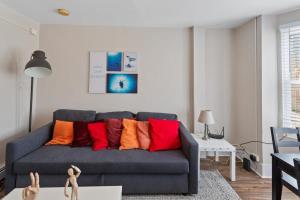 Кът за сядане в 5BR Beach Block Orange Loop Steps from Boardwalk