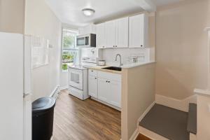 Кухня или кухненски бокс в 5BR Beach Block Orange Loop Steps from Boardwalk
