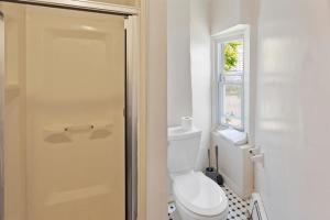 Баня в 5BR Beach Block Orange Loop Steps from Boardwalk
