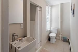 Баня в 5BR Beach Block Orange Loop Steps from Boardwalk