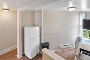 Кухня или кухненски бокс в 5BR Beach Block Orange Loop Steps from Boardwalk