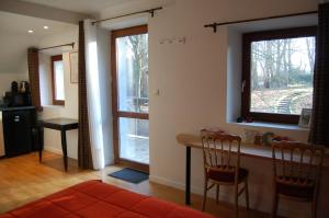 ein Wohnzimmer mit einem Tisch und einem Fenster in der Unterkunft Gîte dans un Domaine Historique in Chevreuse