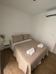 um quarto com uma cama com toalhas em Departamento para 2 personas em Rosário