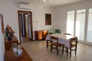 cocina y comedor con mesa y sillas en Bilocale Esperanto, en Pianoro
