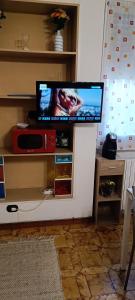 een tv aan een muur in een woonkamer bij La casa di Paolo 2 a Milano in Milaan