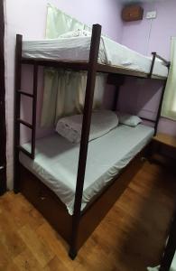 - deux lits superposés dans une chambre dans l'établissement Margik Backpackers Hostel, à Pokhara