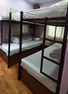 Katil dua tingkat atau katil-katil dua tingkat dalam bilik di Margik Backpackers Hostel