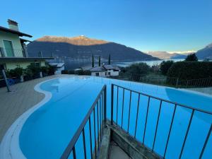 een zwembad op het balkon van een huis met uitzicht bij Sun Lake Iseo apartment in Sale Marasino