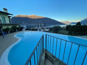 una piscina sul balcone di una casa con vista di Sun Lake Iseo apartment a Sale Marasino