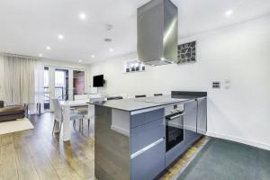 a kitchen with a counter and a dining room at Tower Bridge Lux-Penthouse in London