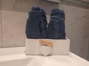 une paire de gants assis au-dessus d'un comptoir dans l'établissement Ca' Monica Apartment, à Venise