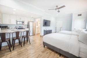 Cet appartement comprend une chambre avec un lit et une cuisine avec un comptoir. dans l'établissement Hotel SOL, à St. Pete Beach