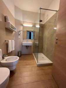 Bathroom sa Napolit'amo Hotel Principe